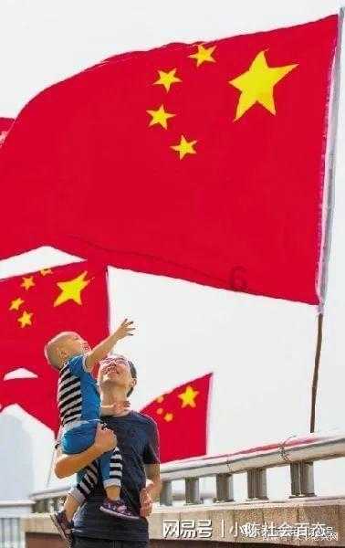 ￼这两个女孩哪个颜值更高一点？哪个更可爱一些？谢谢回答，